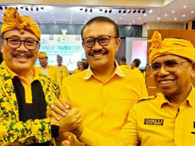 Sugawa Korry dan Demer berjabatan tangan disaksikan Ketua BSNPG Syahmud Basri Ngabalin dalam acara ToT (Training of Trainers) yang digelar Badan Saksi Nasional Partai Golkar (BSNPG) di Hotel Aston, Denpasar, Rabu (4/10/2023).