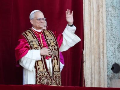 Paus terpilih Leo XIV, Kardinal Robert F. Prevost dari Amerika Serikat, muncul di balkon Basilika Santo Petrus di Vatikan, 8 Mei 2025. Sumber foto : REUTERS/Claudia Greco.