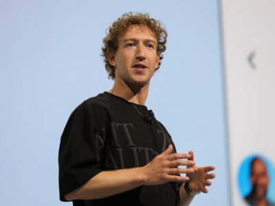 CEO Meta, Mark Zuckerberg, menyampaikan pidato utama dalam acara tahunan Meta Connect, yang digelar di kantor pusat perusahaan di Menlo Park, California, Amerika Serikat, pada 25 September 2024. Sumber foto : REUTERS/Manuel Orbegozo.