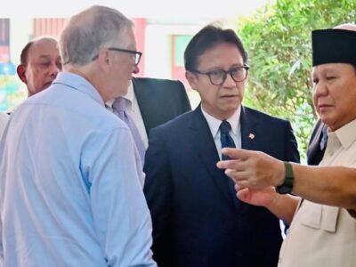 Menteri Kesehatan, Budi Gunadi Sadikin, saat mendampingi Presiden Prabowo dan Bill Gates dalam peninjauan program Cek Kesehatan Gratis di SDN Jati 3 Pulo Asem, Rabu (7/5/2025).