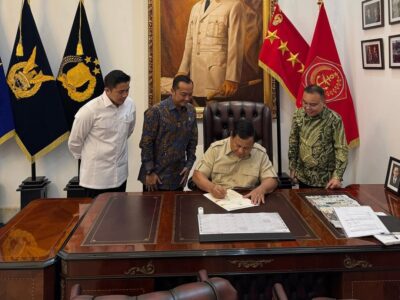 Menteri Sekretaris Negara, Parasetyo Hadi (dua dari kiri) bersama Sekretaris Kabinet Teddy Indra Wijaya (kiri) dan Sufmi Dasco Ahmad (kanan) saat mendampingi Presiden Prabowo yang sedang menandatangani beberapa surat keputusan untuk kepentingan bangsa dan negara kedepan. Sumber foto : instagram @sufmi_dasco