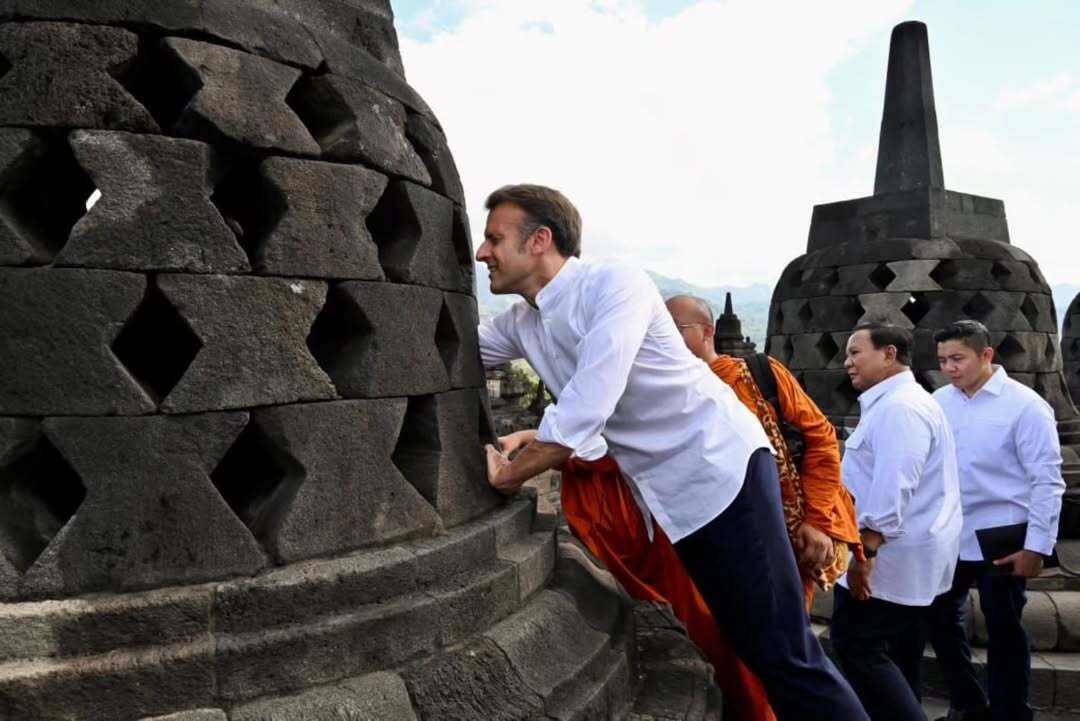 Presiden Prancis Emanuel Macron saat menyentuh patung Budha di dalam stupa saat kunjungannya ke Indonesia dan mengunjungi Candi Borobudur di Magelang Jawa Tengah, Kamis (29/5/2025)