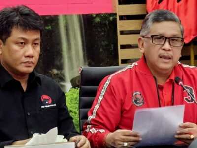 Bonnie Triyana (Kiri) bersama Sekjen DPP PDI Perjuangan, Hasto Kristiyanto (kanan).