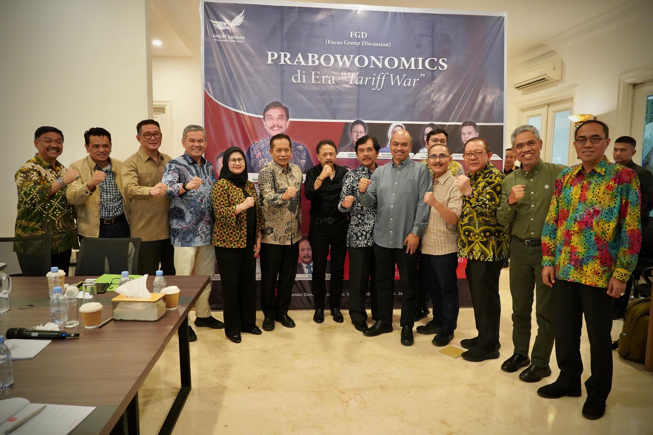 Pose bersama peserta dan narasumber diskusi yang digelar oleh Great Institute, di Jakarta, Jumat (20/06) kemarin.