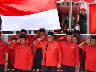 DPP PDI Perjuangan menggelar Upacara Pengibaran Bendera Merah Putih memperingati Hari Lahir Pancasila 1 Juni di Halaman Masjid At Taufiq, Lenteng Agung, Jakarta Selatan, Minggu (1/6/2025). Sumber foto : Instagram @pdiperjuangan