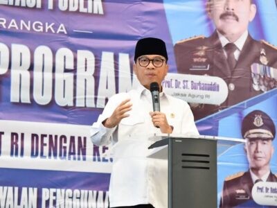 Menteri Desa Yandri Susanto dalam sebuah acara.