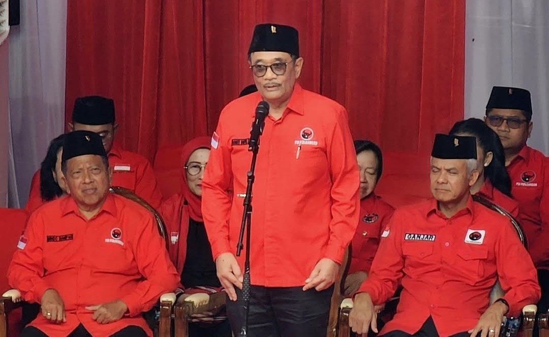 Djarot Syaiful Hidayat dalam Momen upacara DPP PDI Perjuangan dalam rangka memperingati Hari Lahir Pancasila 1 Juni di Halaman Masjid At-Taufiq, Lenteng Agung, Minggu (1/6/2025). Sumber foto : Instagram @genbanteng