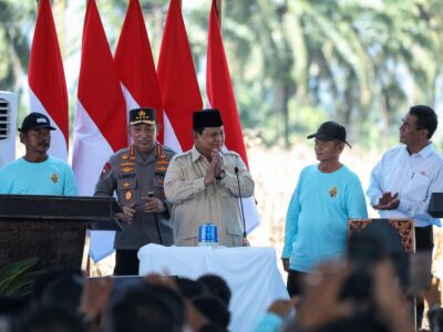 Presiden Prabowo Subianto melakukan Panen Raya Jagung Serentak Kuartal II di 36 Polda se-Indonesia yang dipusatkan di Kabupaten Bengkayang, Kalimantan Barat, pada Kamis, 5 Juni 2025. Sumber foto : Instagram @presidenrepublinindonesia