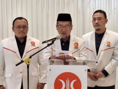 Presiden PKS Al Muzammil Yusuf (tengah)