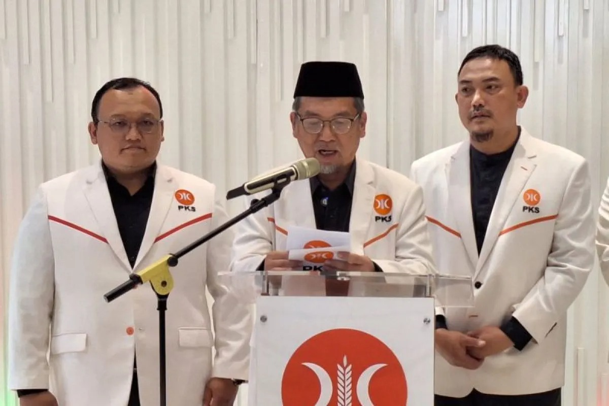 Presiden PKS Al Muzammil Yusuf (tengah)
