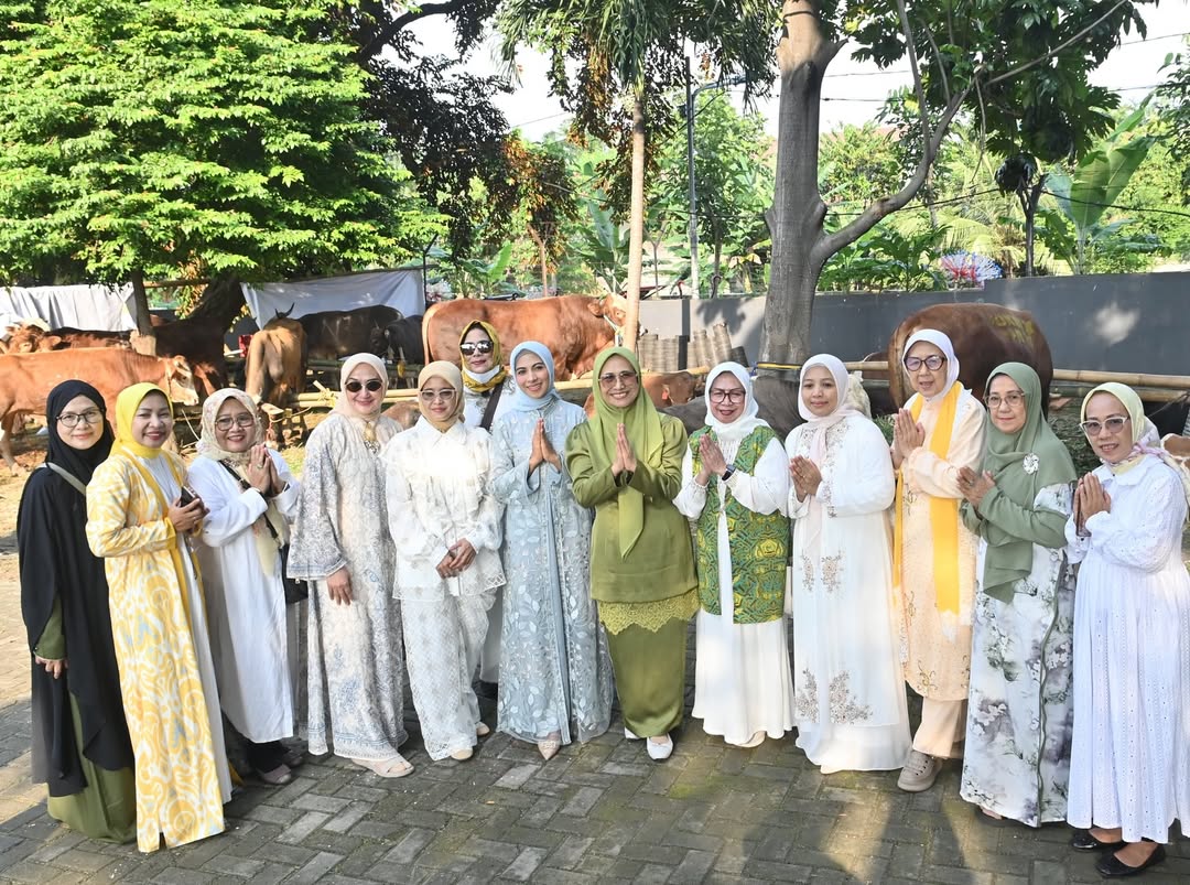 Ketua Poksi X Fraksi Partai Golkar, Hetifah Sjaifudian, bersama Sri Suparni Bahlil, seusai melaksanakan sholat idul adha di Masjid DPP Partai Golkar, Jum'at (6/6/2025).