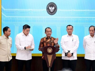 Menteri ESDM Bahlil Lahadalia saat konferensi pers pencabutan IUP 4 Perusahaan Tambang di Raja Ampat.