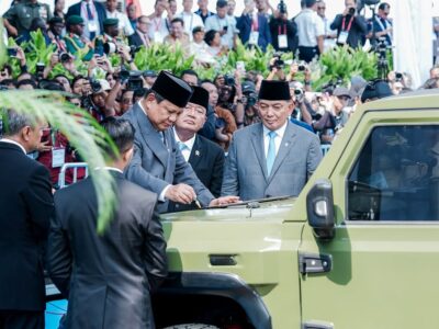Presiden Prabowo didampingi Menhan Sjafrie Sjamsoeddin dalam acara Indo Defence Expo and Forum 2025 di JIExpo Kemayoran, Jakarta, Rabu (11/6/2025). Sumber foto : instagram Presiden Republik Indonesia.