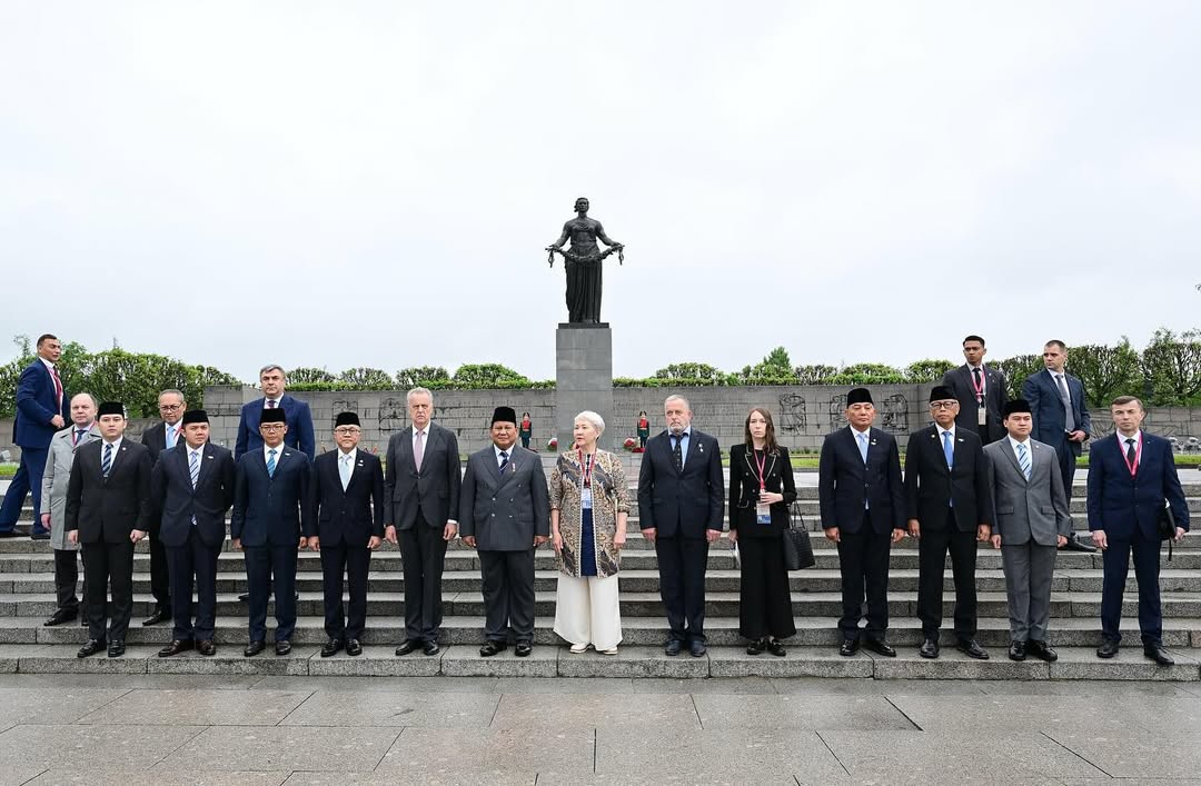 Presiden Prabowo berpose bersama pejabat tinggi Rusia di Taman Makam Piskaryovskoye, St. Petersburg, Federasi Rusia, 19 Juni 2025. Sumber foto : Instagram Sekretariat Kabinet.