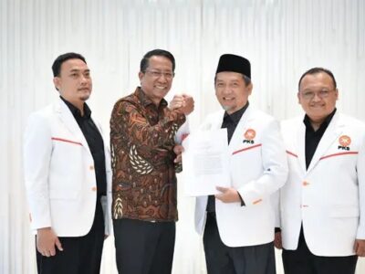 Pengurus DPTP PKS saat menerima SK Kemenkum dari Menteri Hukum Supratman Andi Agtas