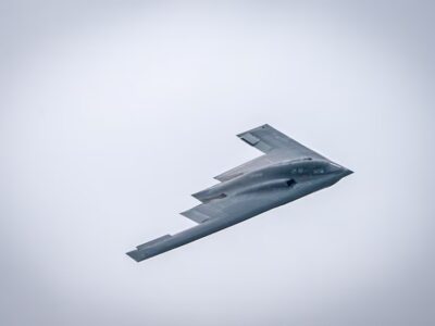 Pesawat pengebom B-2 Spirit milik Angkatan Udara Amerika Serikat, yang ditugaskan pada Skuadron Tempur ke-509 dari Pangkalan Angkatan Udara Whiteman, Missouri, melakukan manuver terbang lintas (fly-over) dalam ajang Speed of Sound Airshow di Pangkalan Garda Nasional Udara Rosecrans, St. Joseph, Missouri, AS, pada 14 September 2024. Sumber foto : Reuters.