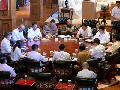 Presiden Prabowo Subianto memanggil Menteri Koordinator Bidang Politik dan Keamanan, Bapak Budi Gunawan, beserta para menteri dan pejabat di bawah koordinasi Menko Polkam, di kediaman pribadinya di Hambalang, Kabupaten Bogor, Jawa Barat, pada Senin, 23 Juni 2025. Sumber Foto : Sekretariat Kabinet.