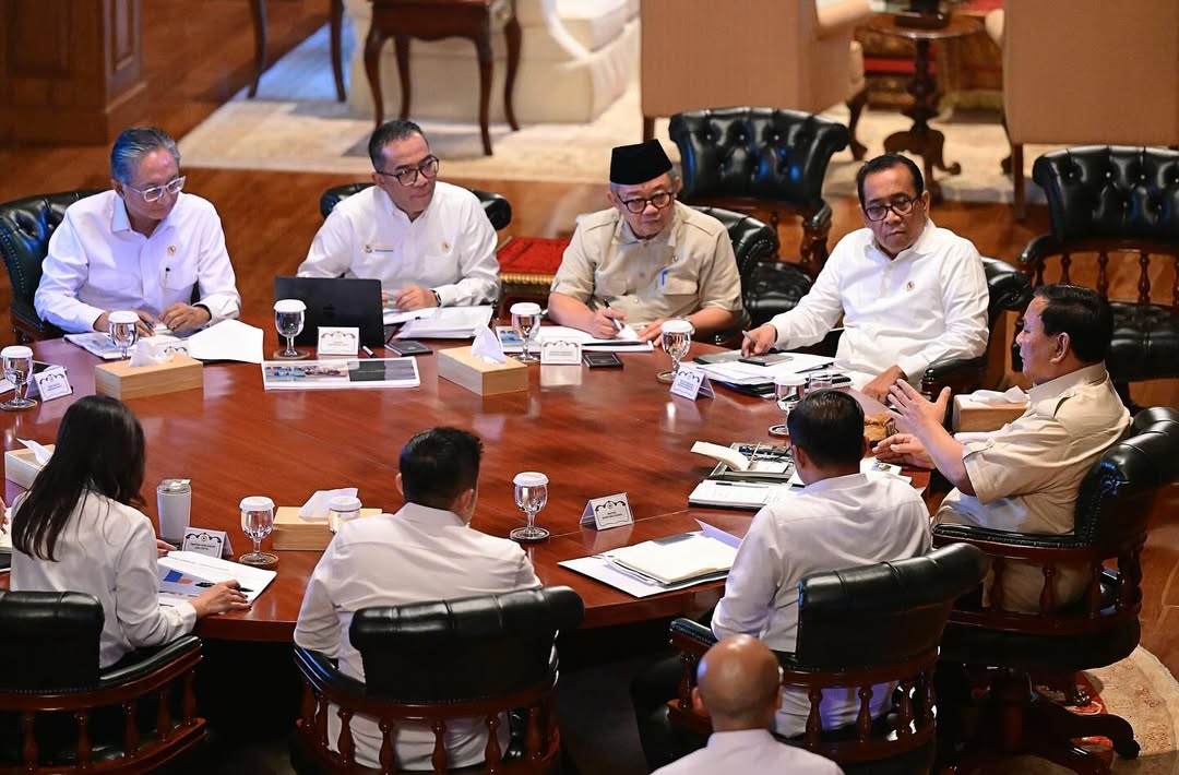Presiden Prabowo dalam rapat terbatas untuk membahas percepatan pembangunan Sekolah Garuda, bersama Menteri Pendidikan Tinggi, Sains, dan Teknologi, Bapak Brian Yuliarto, beserta jajaran terkait di kediaman pribadi Presiden di Hambalang, Kabupaten Bogor, Jawa Barat, pada Senin, 23 Juni 2025. Sumber foto : Sekretariat Kabinet.