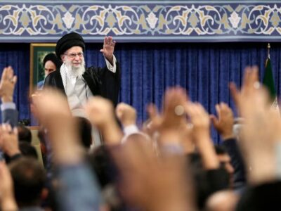 Pemimpin Tertinggi Iran, Ayatollah Ali Khamenei, melambaikan tangan saat menghadiri sebuah pertemuan di Teheran, Iran, 20 Mei 2025. Sumber foto : Kantor Pemimpin Tertinggi Iran/WANA [West Asia News Agency]/REUTERS).