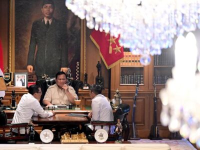 Presiden Prabowo saat menerima telepon dari Presiden Korsel, Lee Jae-myung pada Senin malam (23/06). Sumber foto : Sekretariat Kabinet.