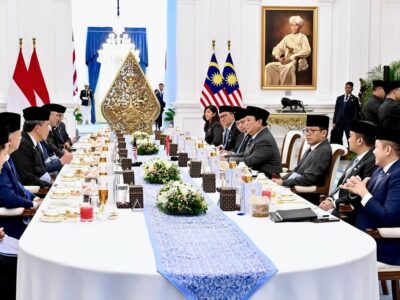 Pemerintah Indonesia saat melakukan dialog dengan rombongan dari Pemerintah Malaysia yang dipimpin PM Malaysia, Anwar Ibrahim. Sumber foto : Sekretariat Presiden.
