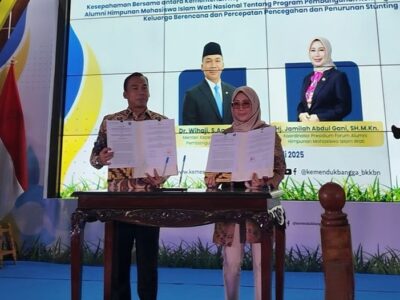 Koordinator Presidium MN Forhati Jamilah Abdul Gani (kanan) bersama Menteri Kependudukan dan Pembangunan Keluarga/BKKBN, Wihaji.