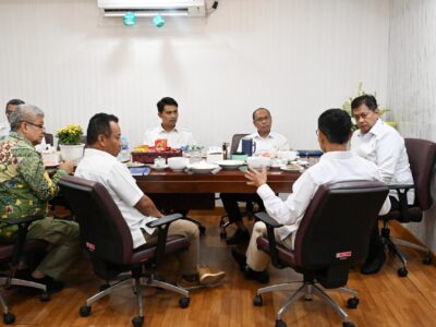 Wakil Menteri Transmigrasi Viva Yoga Mauladi saat menerima kunjungan Wakil Menteri Energi dan Sumber Daya Mineral (ESDM) Yuliot Tanjung di Kantor Kementrans, Kalibata, Jakarta (21/7/2025)