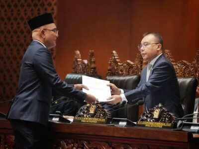 kKetua Komisi VIII DPR RI, Marwan Dasopang, saat menyerahkan hasil Pembicaraan Tingkat II/Pengambilan Keputusan terhadap RUU tentang Perubahan Ketiga atas UU Nomor 8 Tahun 2019 tentang Penyelenggaraan Ibadah Haji dan Umrah kepada Wakil Ketua DPR RI, Sufmi Dasco Ahmad.