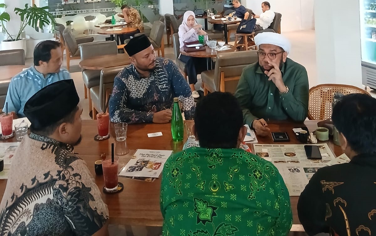 Ngabalin saat menerima kunjungan Bidang HLN DPP PUI di Agreya Cafe, Kompleks Masjid Sunda Kelapa, Jakarta, Jumat (29/08/2025).