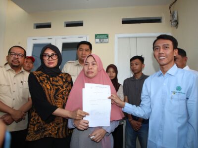 Pemerintah menyerahkan rumah subsidi kepada keluarga Affan di Perumahan Pesona Kahuripan, Cileungsi, Kabupaten Bogor, Senin (1/9/2025).