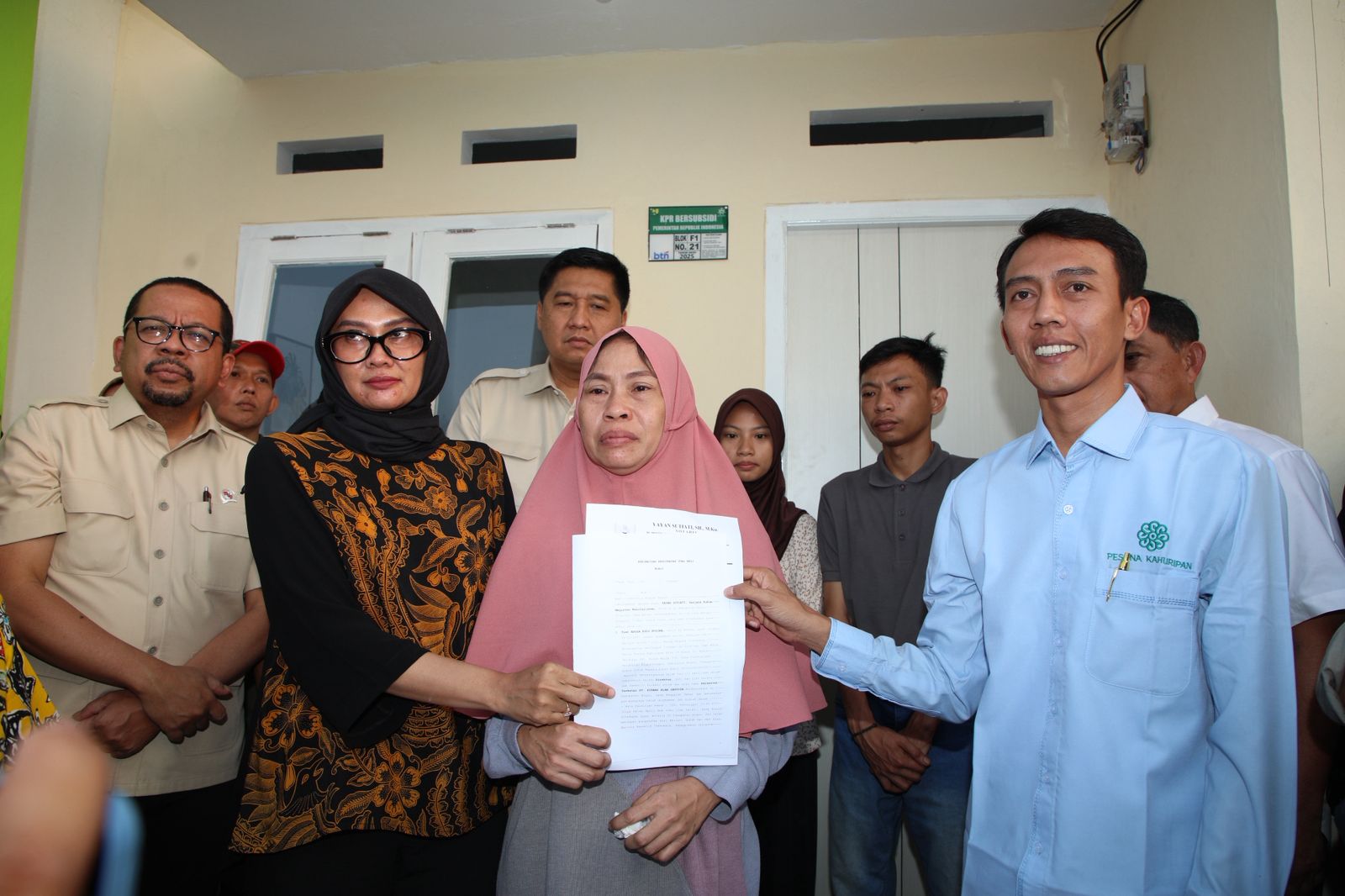Pemerintah menyerahkan rumah subsidi kepada keluarga Affan di Perumahan Pesona Kahuripan, Cileungsi, Kabupaten Bogor, Senin (1/9/2025).