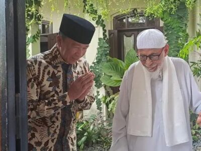 Jokowi saat menerima kunjungan Abu Bakar Baasyir di kediamannya di Solo, Senin (29/09/2025)
