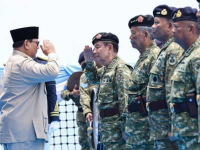 Presiden Prabowo Subianto menganugerahkan pangkat istimewa kepada 11 perwira purnawirawan Tentara Nasional Indonesia (TNI) pada acara Presidential Inspection di Kapal Perang Republik Indonesia (KRI) dr. Radjiman Wedyodiningrat (RJW-992), pada Kamis, 2 Oktober 2025. Foto: BPMI Setpres/Laily Rachev