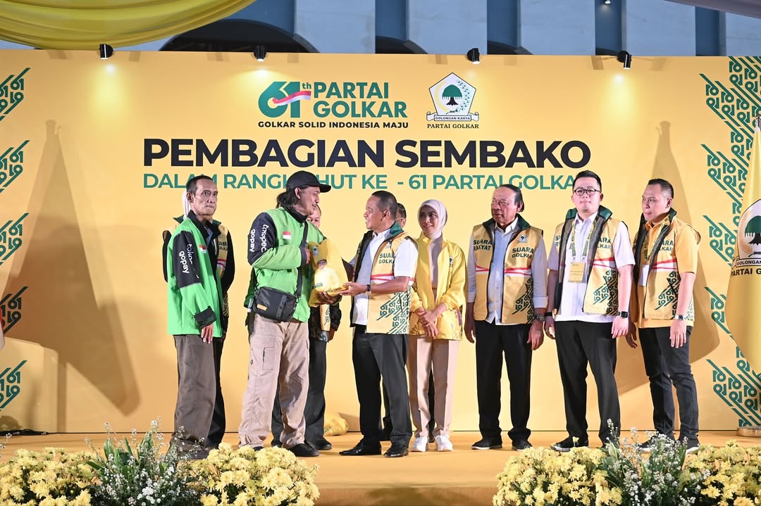 Bahlil berikan sembako dalam perayaan HUT Golkar ke-61 di DPP Partai Golkar.