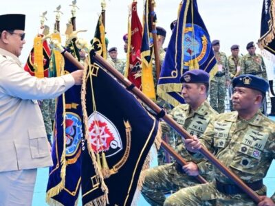 Presiden Prabowo Subianto menghadiri acara Presidential Inspection di Kapal Perang Republik Indonesia (KRI) dr. Radjiman Wedyodiningrat (RJW-992) di Markas Komando Lintas Laut Militer (Kolinlamil), Tanjung Priok, Jakarta Utara, pada Kamis, 2 Oktober 2025. Foto: BPMI Setpres/Rusman