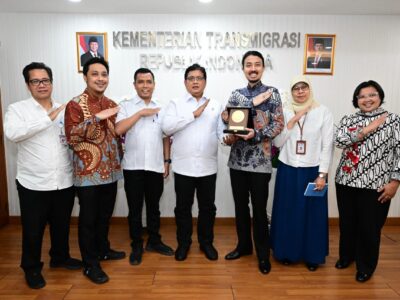 Wamen Viva Yoga saat menerima jajaran pengurus Ikatan Alumni Universitas Indonesia (ILUNI) di Kantor Kementerian Transmigrasi, Kalibata, Jakarta, pada Kamis (27/11)