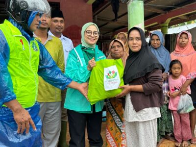 Rustini Muhaimin (Tengah)